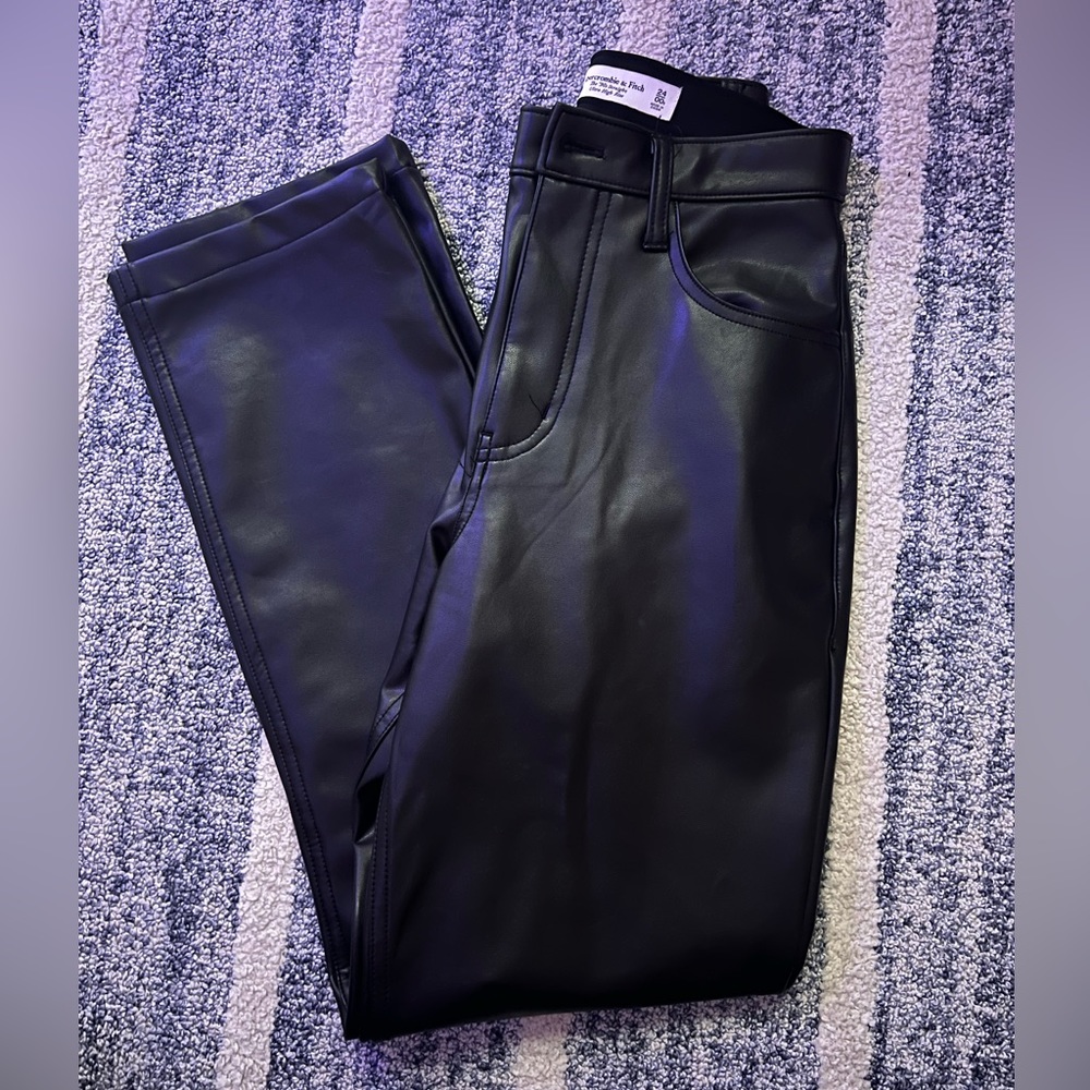 A&F Curve Love Vegan Leather 90s Relaxed Pant